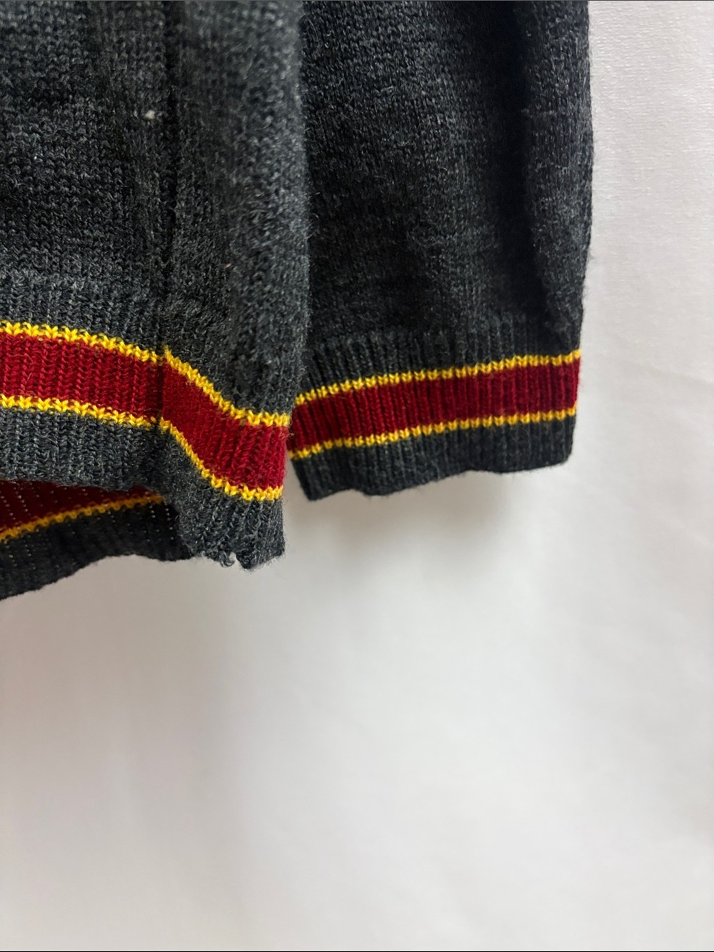 Harry Potter Gryffindor Sweater V-Neck Pullover Knit Collegiate Adult X-Large - Picture 8 of 9